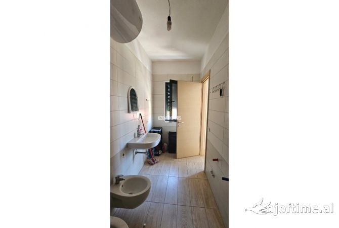 Shtepi me qera Apartament ne Tirane, 3+1, Mobilimi Pjeserisht e mobiluar, Pagesa 700  Euro.