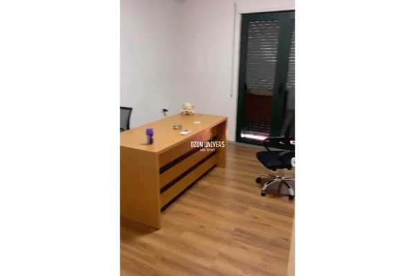 Ambient biznesi me qera 3+1 ne Tirane - 90,000 Leke