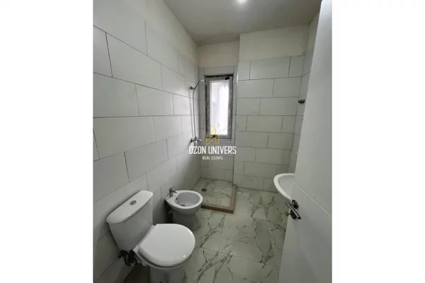Shtepi ne shitje Apartament ne Tirane, 1+1, Mobilimi Bosh, pa mobiluar, Pagesa 135,000  Euro.