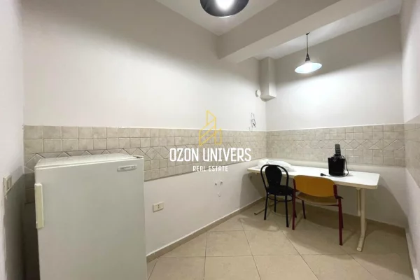 Shtepi me qera Apartament ne Tirane, 2+1, Mobilimi Bosh, pa mobiluar, Pagesa 900  Euro.