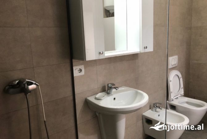 Shtepi me qera 2+1 ne Tirane - 75,000 Leke