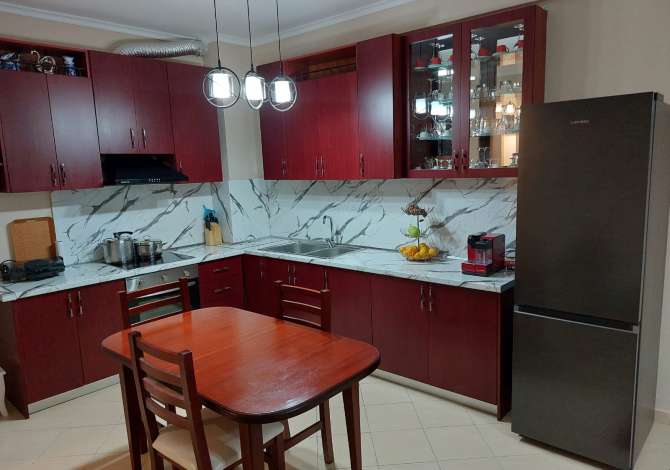 Shtepi ne shitje Apartament ne Tirane, 2+1, Mobilimi E mobiluar, Pagesa 125,000  Euro.