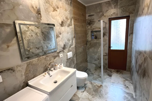 Shtepi me qera Apartament ne Tirane, 2+1, Mobilimi E mobiluar, Pagesa 85,000  Leke.