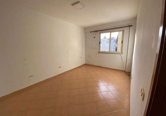 Shtepi ne shitje Apartament ne Tirane, 2+1, Mobilimi Bosh, pa mobiluar, Pagesa 175,000  Euro.