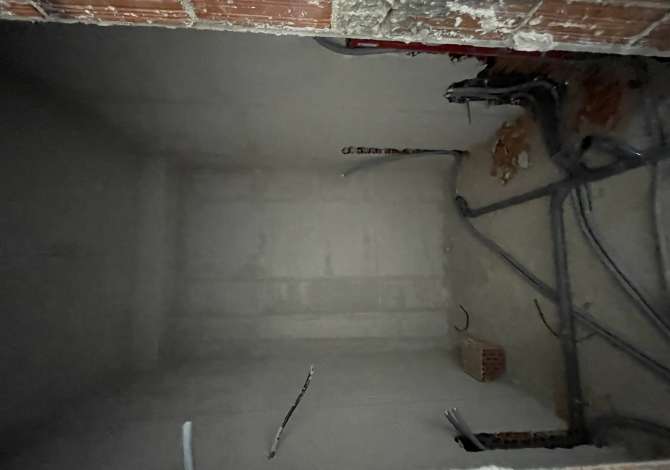 Shtepi ne shitje Apartament ne Tirane, 2+1, Mobilimi Bosh, pa mobiluar, Pagesa 271,700  Euro.