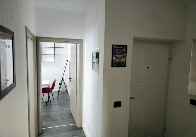 Jepet me qera ambient biznesi kat 0 prane Rruges Muhamed Gjollesha