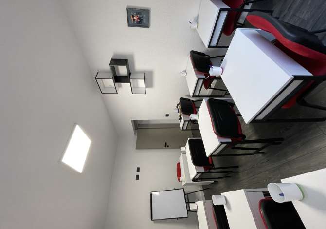 Jepet me qera ambient biznesi kat 0 prane Rruges Muhamed Gjollesha