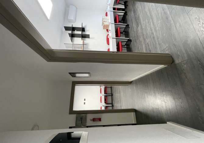 Jepet me qera ambient biznesi kat 0 prane Rruges Muhamed Gjollesha