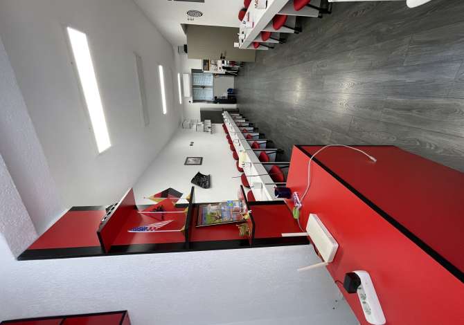 Jepet me qera ambient biznesi kat 0 prane Rruges Muhamed Gjollesha