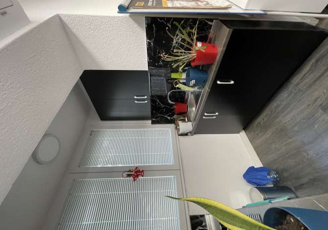 Jepet me qera ambient biznesi kat 0 prane Rruges Muhamed Gjollesha