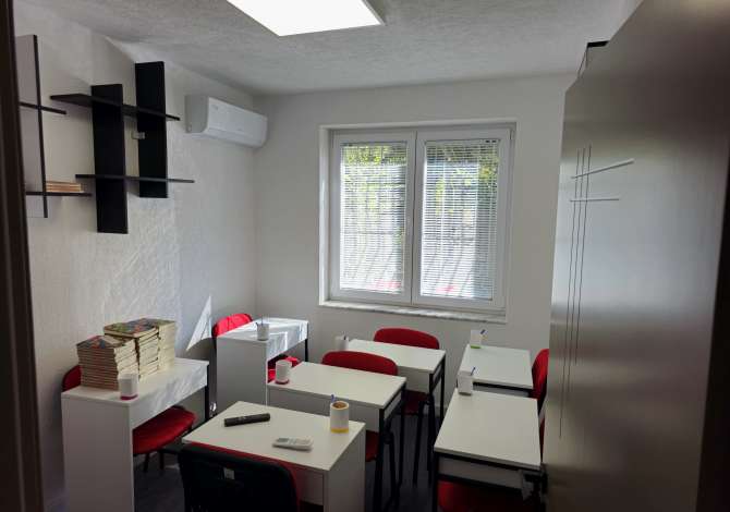 Jepet me qera ambient biznesi kat 0 prane Rruges Muhamed Gjollesha