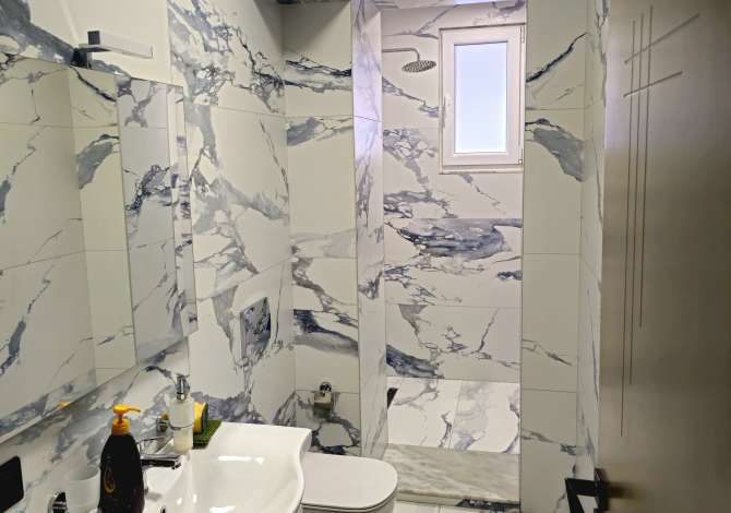 Jepet me qera ambient biznesi kat 0 prane Rruges Muhamed Gjollesha