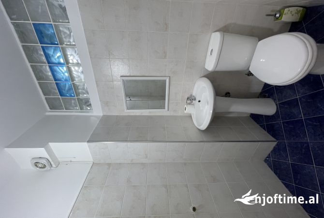 Shtepi ne shitje Apartament ne Tirane, 2+1, Mobilimi E mobiluar, Pagesa 131,000  Euro.
