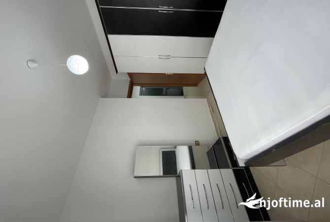 Shtepi ne shitje Apartament ne Tirane, 2+1, Mobilimi E mobiluar, Pagesa 131,000  Euro.