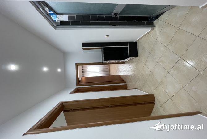 Shtepi ne shitje Apartament ne Tirane, 2+1, Mobilimi E mobiluar, Pagesa 131,000  Euro.