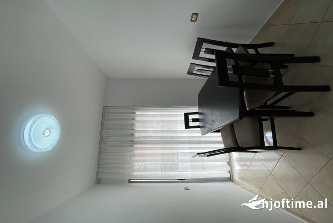 Shtepi ne shitje Apartament ne Tirane, 2+1, Mobilimi E mobiluar, Pagesa 131,000  Euro.