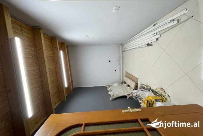 Jepet me qera ambient biznesi te rruga e Kavajes