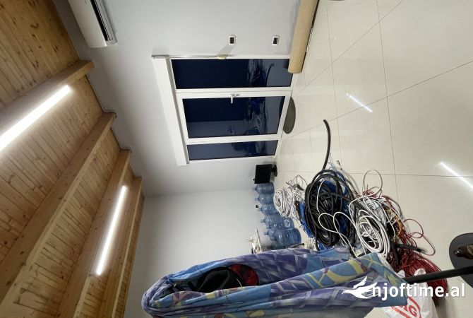 Jepet me qera ambient biznesi te rruga e Kavajes