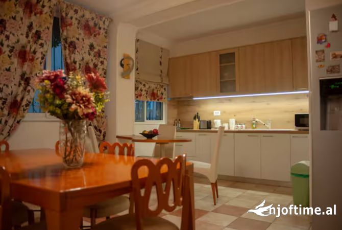 Shtepi me qera Apartament ne Tirane, 4+1, Mobilimi E mobiluar, Pagesa 800  Euro.