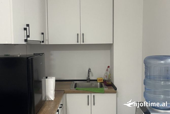 Jepet me qera ambient biznesi tek Rruga e Kosovareve.