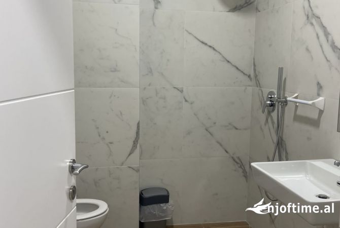 Jepet me qera ambient biznesi tek Rruga e Kosovareve.