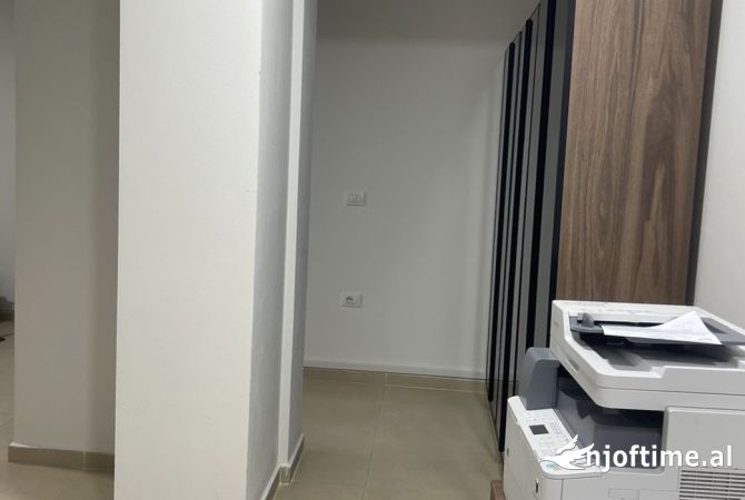 Ambient biznesi me qera 3+1 ne Tirane - 1,800 Euro