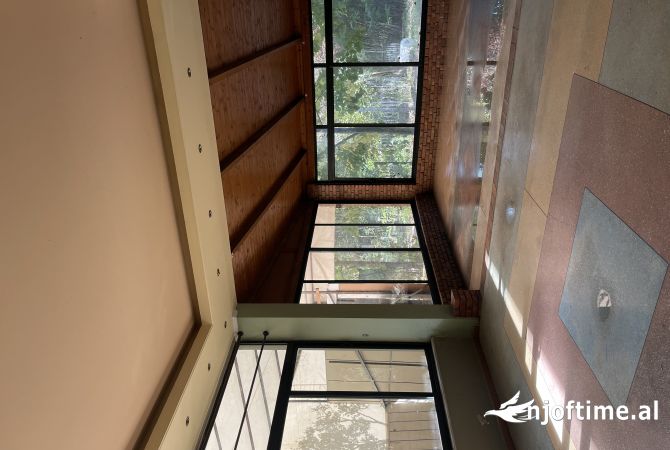 Ambient biznesi me qera 1+1 ne Tirane - 2,500 Euro