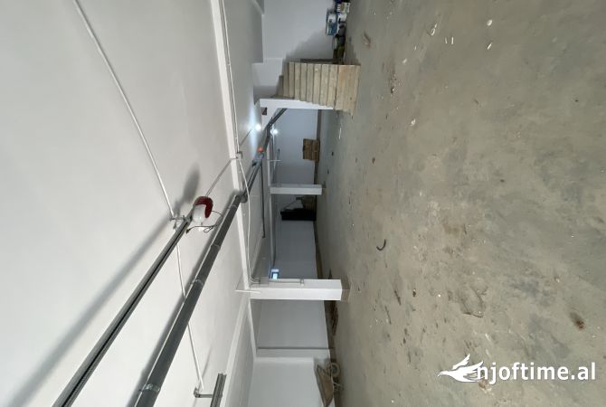 Shtepi ne shitje Apartament ne Tirane, 4+1, Mobilimi Bosh, pa mobiluar, Pagesa 650,000  Euro.