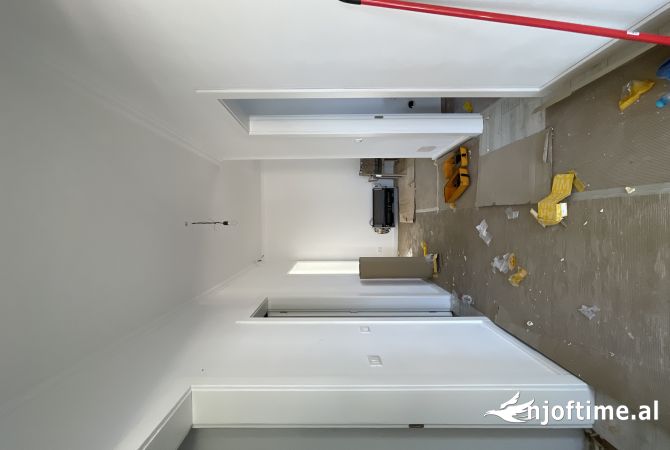 Shtepi ne shitje Apartament ne Tirane, 4+1, Mobilimi Bosh, pa mobiluar, Pagesa 650,000  Euro.