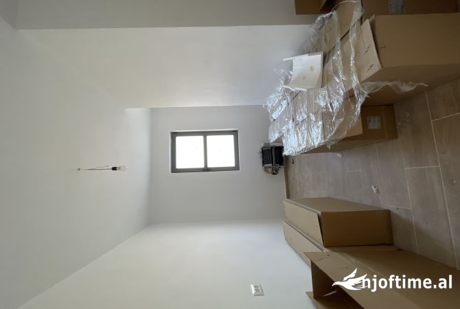 Shtepi ne shitje Apartament ne Tirane, 4+1, Mobilimi Bosh, pa mobiluar, Pagesa 650,000  Euro.