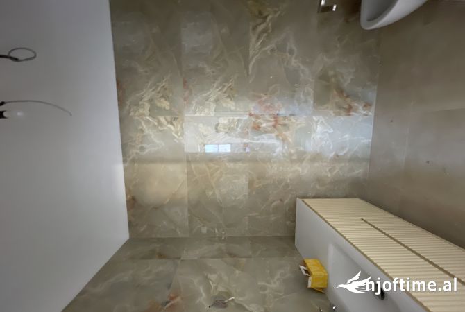 Shtepi ne shitje Apartament ne Tirane, 4+1, Mobilimi Bosh, pa mobiluar, Pagesa 650,000  Euro.
