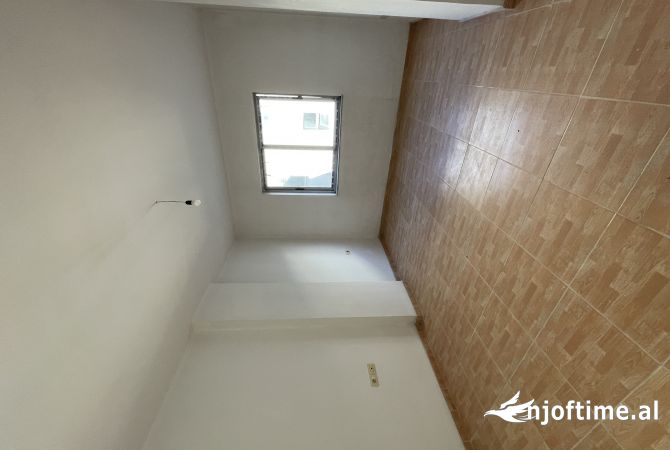Shtepi ne shitje Apartament ne Tirane, 3+1, Mobilimi Bosh, pa mobiluar, Pagesa 193,000  Euro.
