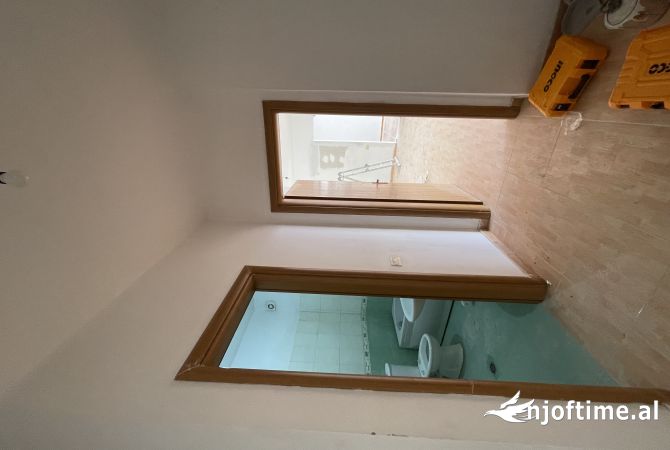 Shtepi ne shitje Apartament ne Tirane, 3+1, Mobilimi Bosh, pa mobiluar, Pagesa 193,000  Euro.
