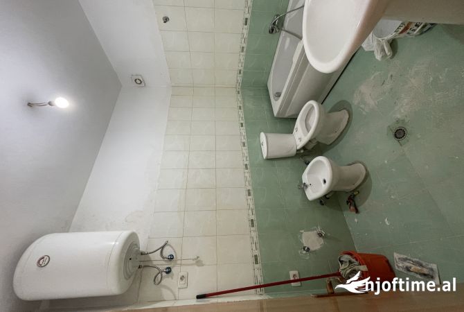 Shtepi ne shitje Apartament ne Tirane, 3+1, Mobilimi Bosh, pa mobiluar, Pagesa 193,000  Euro.