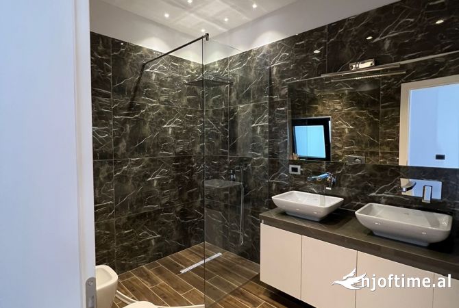 Shtepi me qera Shtepi Private ne Tirane, 5+1, Mobilimi E mobiluar, Pagesa 3,500  Euro.