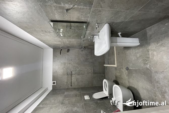Shtepi me qera Apartament ne Tirane, 2+1, Mobilimi Pjeserisht e mobiluar, Pagesa 700  Euro.