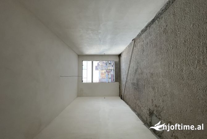 Shtepi ne shitje Apartament ne Tirane, 3+1, Mobilimi Bosh, pa mobiluar, Pagesa 575,750  Euro.