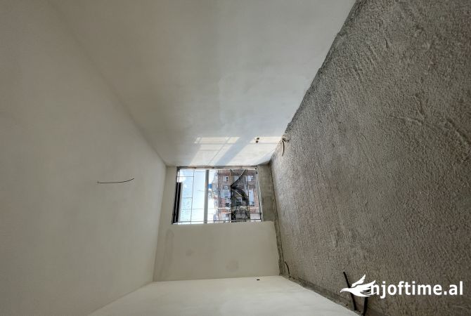 Shtepi ne shitje Apartament ne Tirane, 1+1, Mobilimi Bosh, pa mobiluar, Pagesa 250,250  Euro.