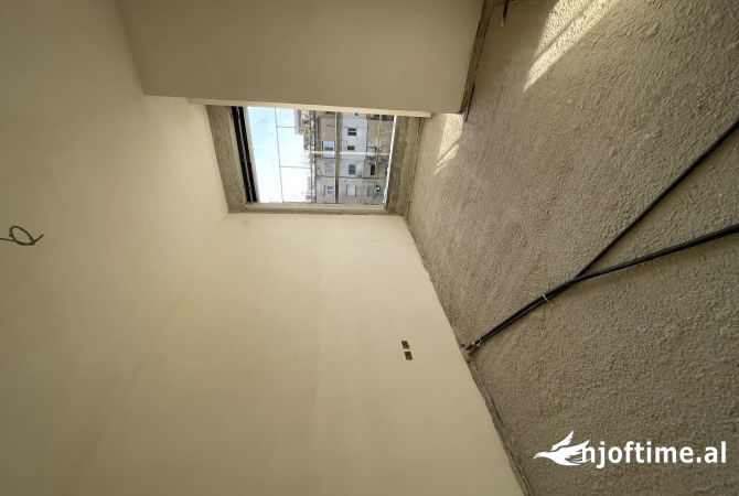 Shtepi ne shitje Apartament ne Tirane, 1+1, Mobilimi Bosh, pa mobiluar, Pagesa 266,700  Euro.