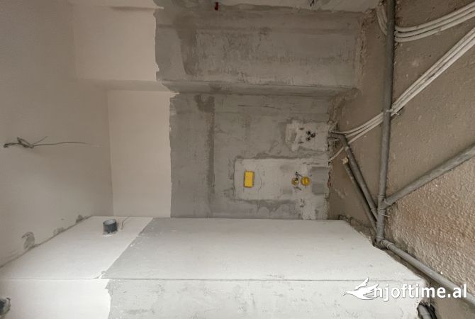 Shtepi ne shitje Apartament ne Tirane, 1+1, Mobilimi Bosh, pa mobiluar, Pagesa 266,700  Euro.