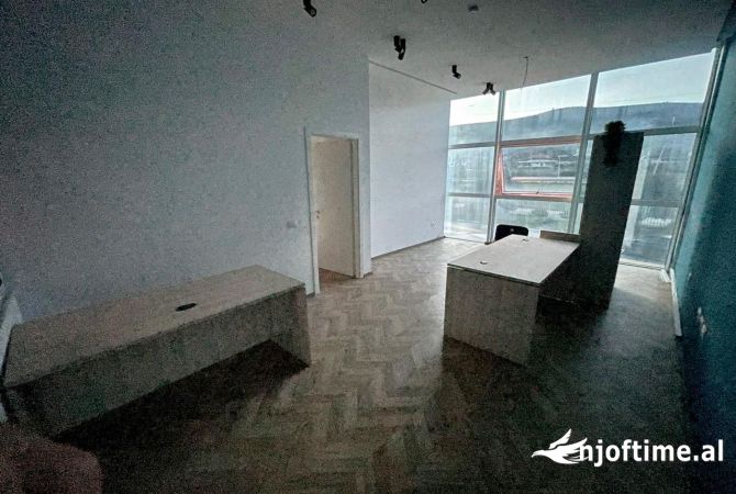 Jepet me qera/shitet kapanon,autostrada Fier-Lushnje