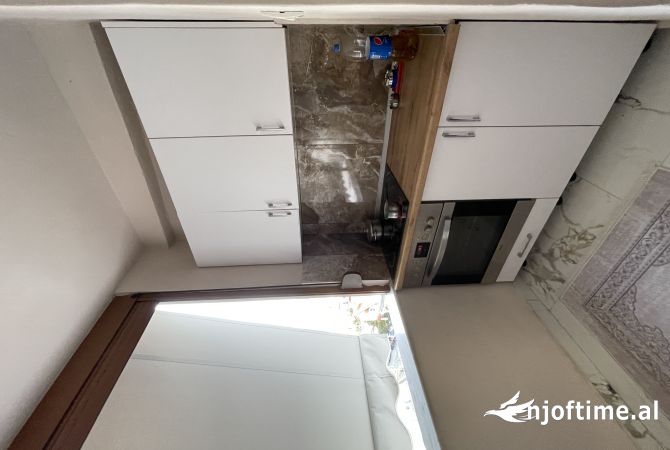 Shtepi ne shitje Apartament ne Tirane, 2+1, Mobilimi E mobiluar, Pagesa 160,000  Euro.