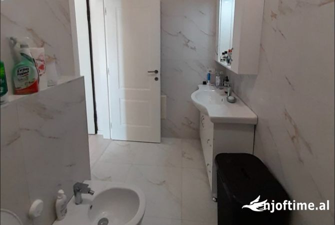 Shtepi ne shitje Apartament ne Tirane, 1+1, Mobilimi E mobiluar, Pagesa 220,000  Euro.