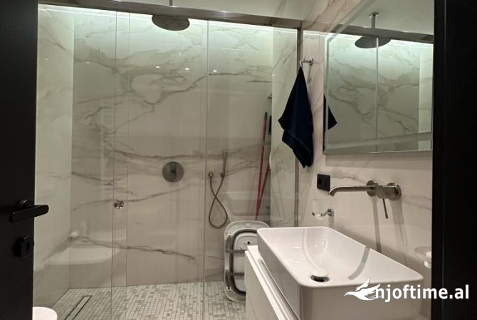 Shtepi ne shitje Apartament ne Tirane, 2+1, Mobilimi E mobiluar, Pagesa 450,000  Euro.