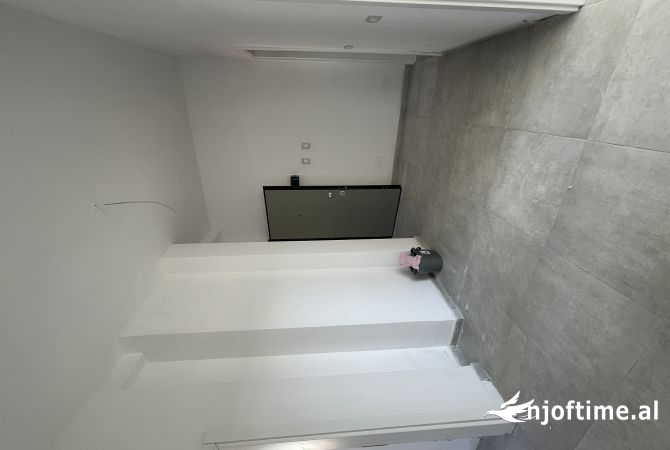 Shtepi ne shitje Apartament ne Tirane, 2+1, Mobilimi Bosh, pa mobiluar, Pagesa 135,000  Euro.