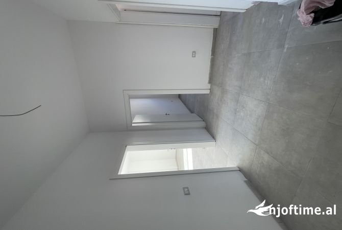 Shtepi ne shitje Apartament ne Tirane, 2+1, Mobilimi Bosh, pa mobiluar, Pagesa 135,000  Euro.