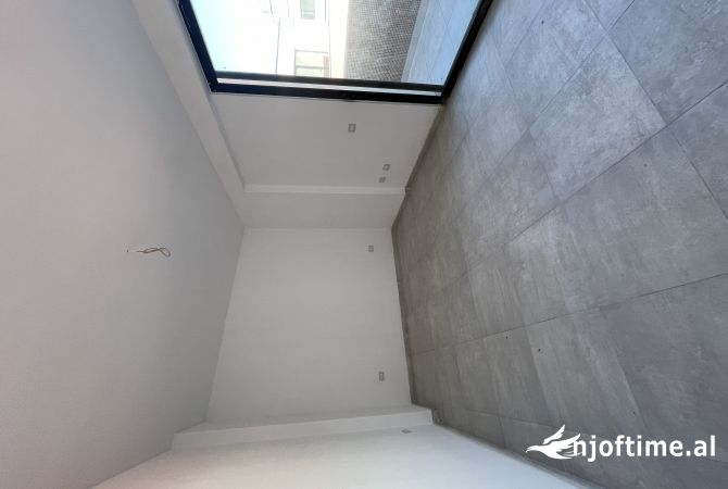 Shtepi ne shitje Apartament ne Tirane, 2+1, Mobilimi Bosh, pa mobiluar, Pagesa 135,000  Euro.