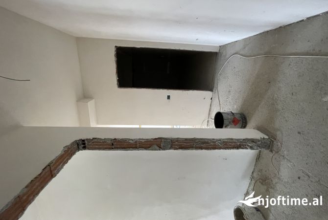 Shtepi ne shitje Apartament ne Tirane, 2+1, Mobilimi Bosh, pa mobiluar, Pagesa 282,150  Euro.