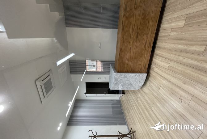 Ambiente Commerciale in Vendita 3+1 a Tirana - 1,700,000 Euro