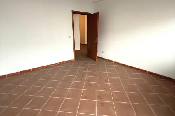 Shtepi ne shitje Apartament ne Tirane, 2+1, Mobilimi Bosh, pa mobiluar, Pagesa 230,000  Euro.